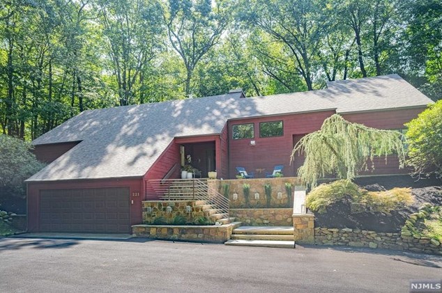 221 Chickasaw Trail, Franklin Lakes, NJ 07417
