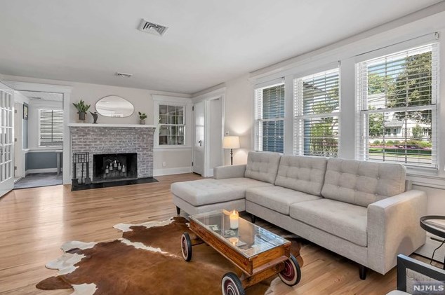 15 Cumberland Rd, Ridgewood, NJ 07452