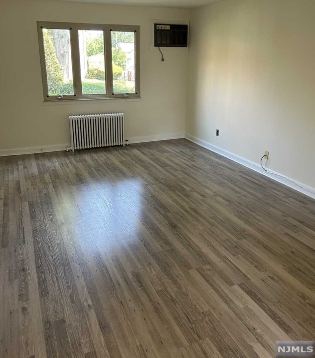 50 S 1st St #8a, Bergenfield, NJ