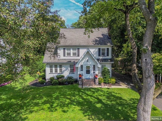 16 Cumberland Rd, Ridgewood, NJ 07452
