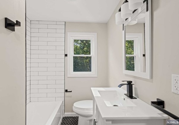 148 Valley Rd, Wayne NJ  07470-3949 exterior