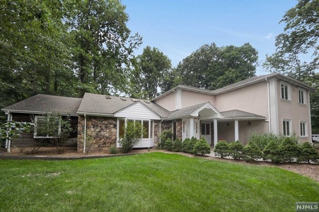 57 Ware Rd, Upper Saddle River, NJ 07458