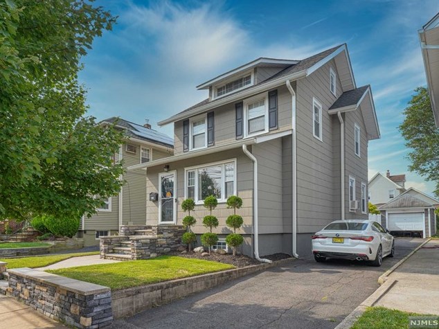 438 Lake Ave, Lyndhurst, NJ 07071