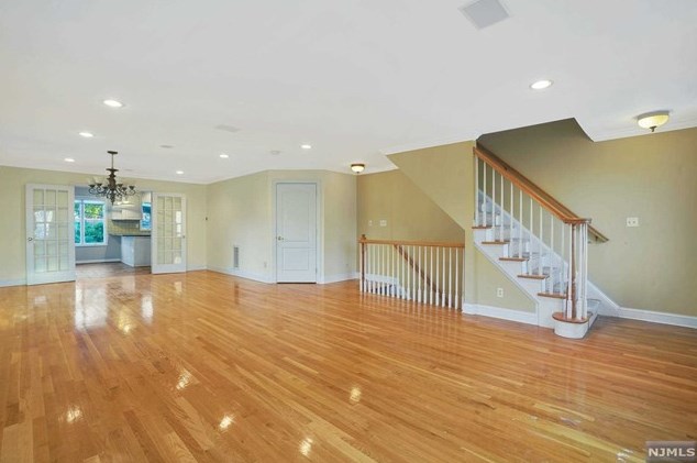 5 Hops Commons Ct, Secaucus, NJ 07094