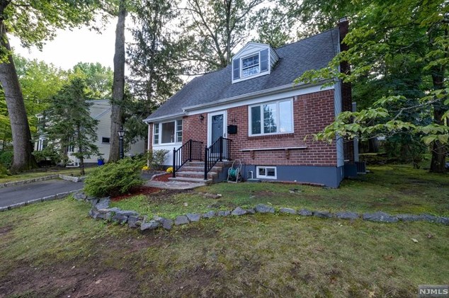 45 Roosevelt St, Cresskill, NJ 07626