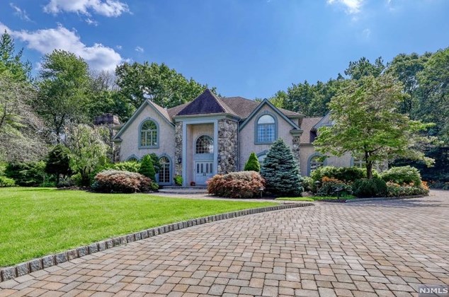 762 Barnstable Ln, Franklin Lakes, NJ 07417
