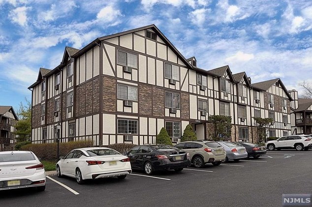 2103 Hawthorne Ln, Mahwah, NJ 07430