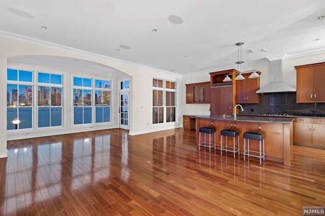 19 Regency Pl, Union City, NJ 07086