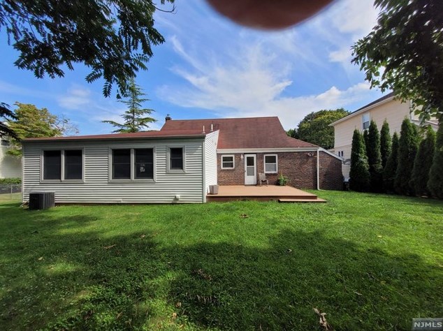 104 Fairview Ave, Bergenfield NJ  07621-3402 exterior