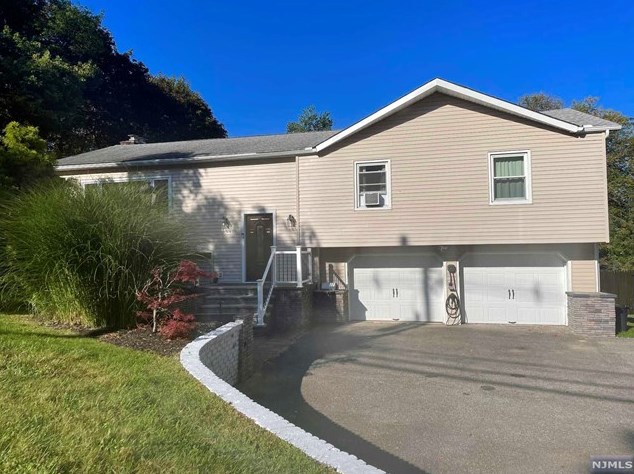 60 Stanhope Rd, Sparta, NJ 07871