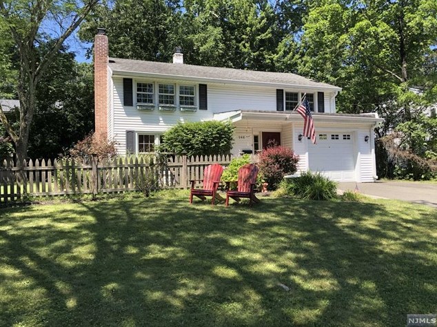 948 Barnes Dr, Ridgewood, NJ 07450