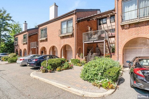 4 Eliot Ct, Teaneck, NJ 07666