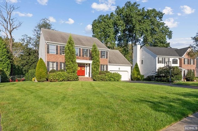 6 Romary Ct, Ridgewood, NJ 07452