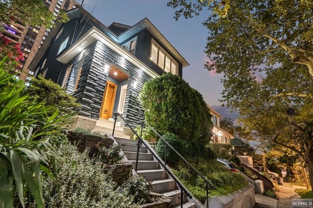 10 77th St, North Bergen, NJ 07047