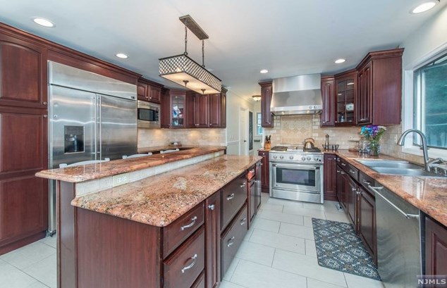 10 Fox Hill Dr, Wayne, NJ 07470-2539