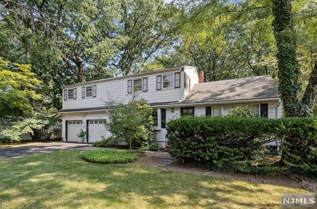 812 Carter Ln, Paramus, NJ 07652