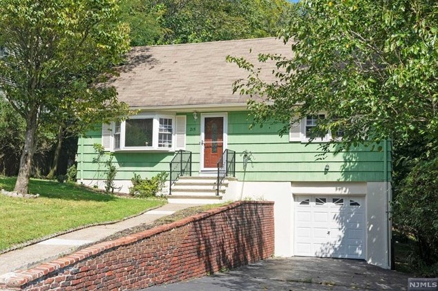 215 Hiawatha Blvd, Oakland, NJ 07436