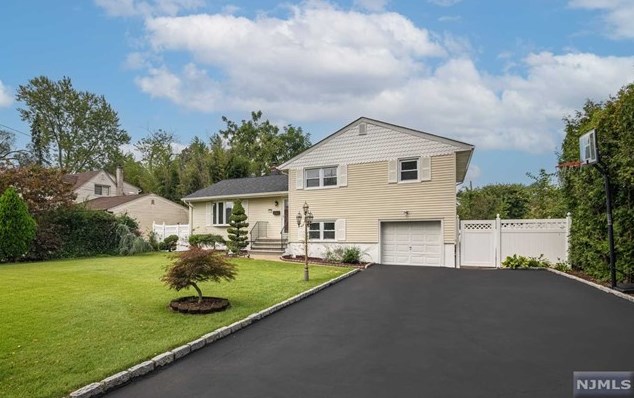 735 Evans St, Paramus, NJ 07652