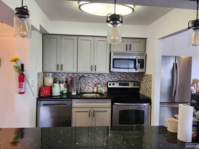 1600 Center Ave, West Fort Lee NJ 07024-4731 exterior