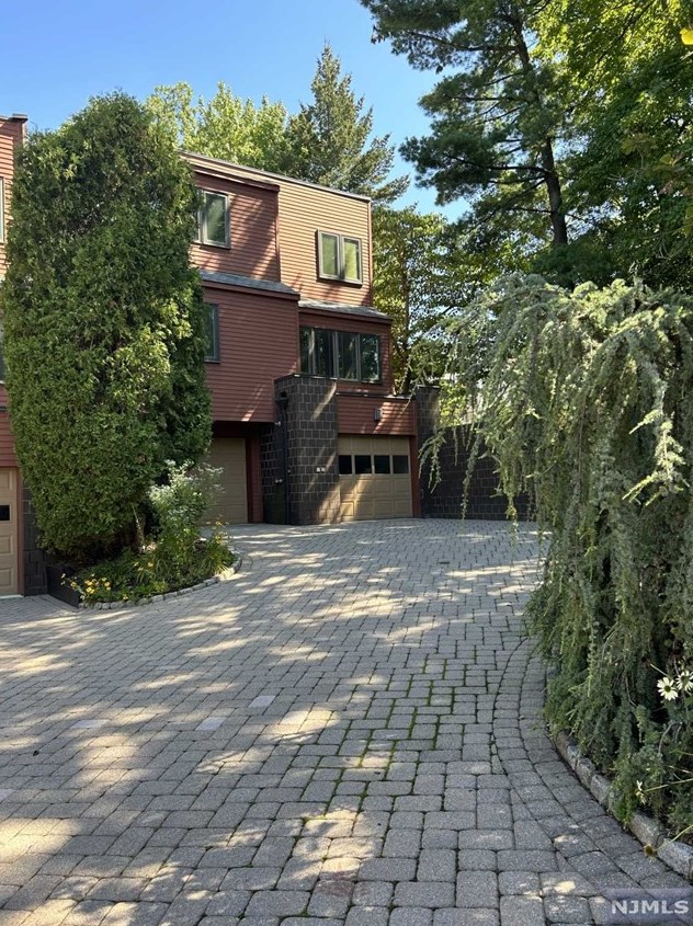 55 Hidden Ledge Rd, Englewood, NJ 07631