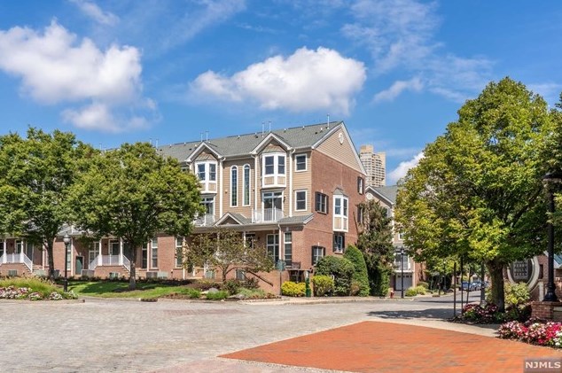 402 Kingston Ct, West New York, NJ 07093