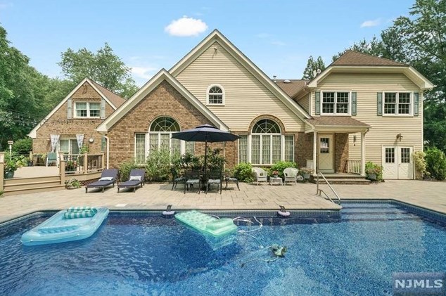 884 Meadow Ln, Franklin Lakes, NJ 07417
