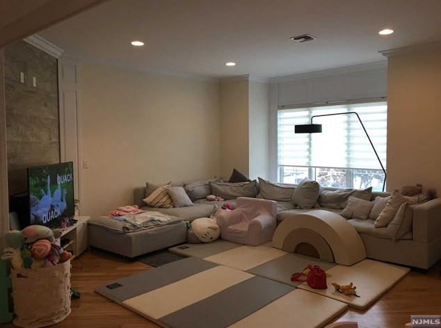 510 3rd St #a, Palisades Park, NJ 07650