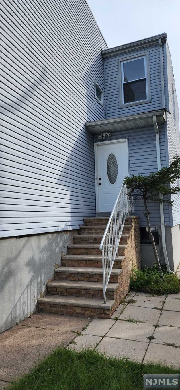 15 Gall Ave #2, Elmwood Park, NJ 07407