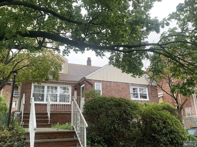 418 7th St #2nd Fl, Palisades Park, NJ 07650