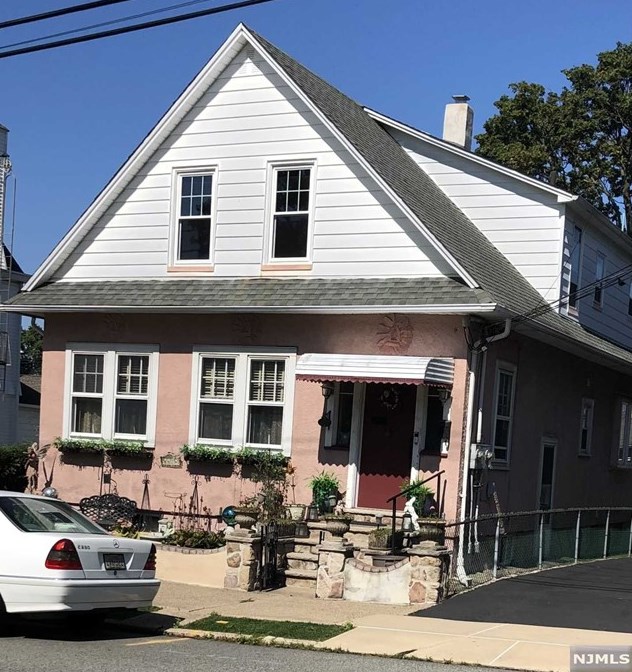 47 Grove St, Elmwood Park, NJ 07407