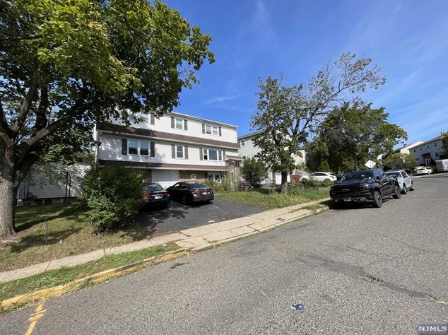 1 Garden Dr, Elmwood Park, NJ 07407