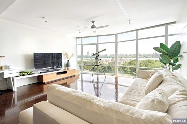100 Thompson Ln #8e, Edgewater, NJ