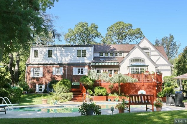 806 Highland Ave, Paramus, NJ 07652