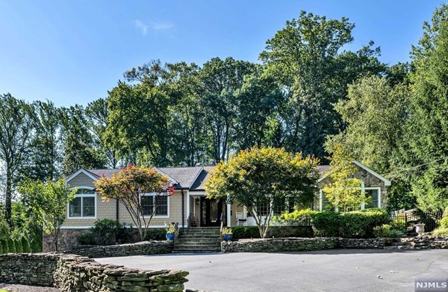 486 Weymouth Dr, Wyckoff, NJ 07481