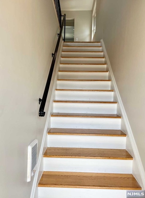 20 Rosol Ln #14, Saddle Brook, NJ 07663