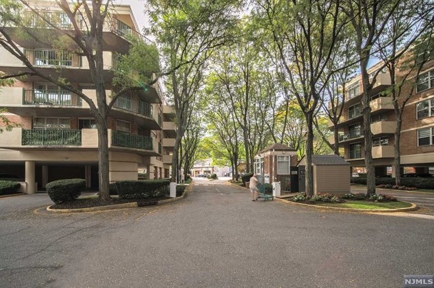 100 Grand Cove Way #2e, Edgewater, NJ 07020