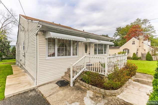 7 2nd Ave, West Milford, NJ 07480