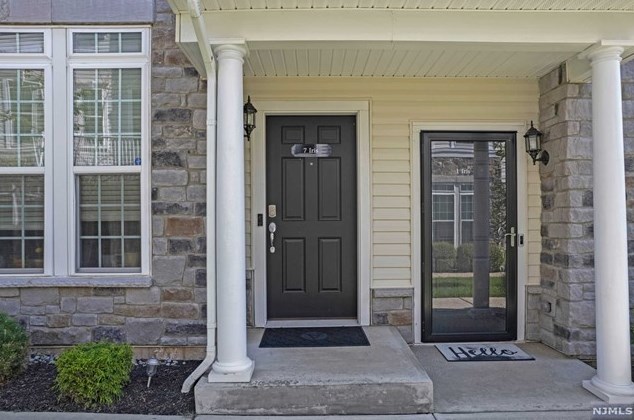 7 Iris Ln, Outwater, NJ 07026