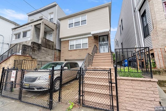 135 Myrtle Ave #2, Jersey City, NJ 07305