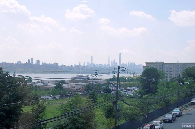 154 Undercliff Ave #5, Edgewater, NJ 07020