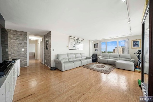2000 Linwood Ave #18v, West Fort Lee, NJ 07024