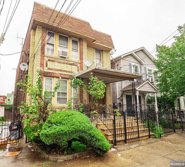172 Armstrong Ave, Jersey City, NJ 07305-3092