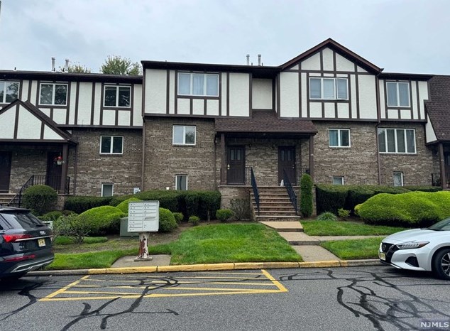 43 Canterbury Ln, N Milford, NJ 07646