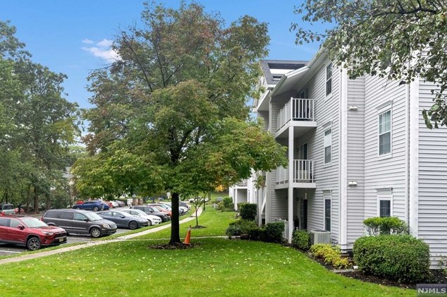 1098 Ash Dr, Mahwah, NJ 07430