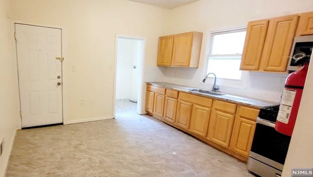 882 S 16th St #1, Newark, NJ 07108