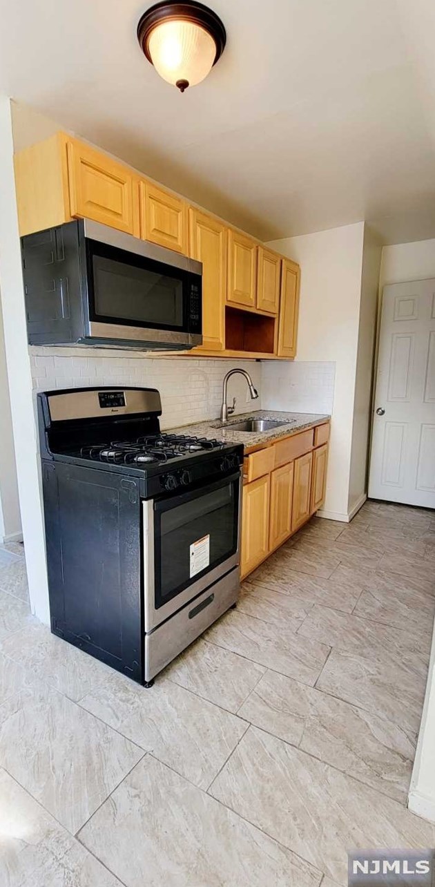 882 S 16th St #3, Newark, NJ 07108