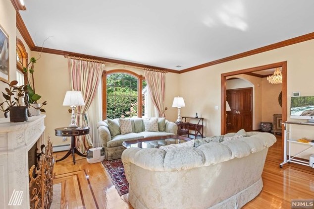 1060 Arcadian Way, West Fort Lee NJ 07024-6306 exterior