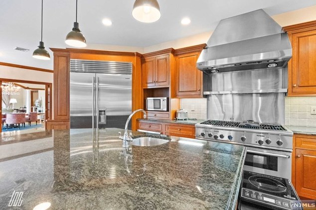 1060 Arcadian Way, West Fort Lee NJ 07024-6306 exterior