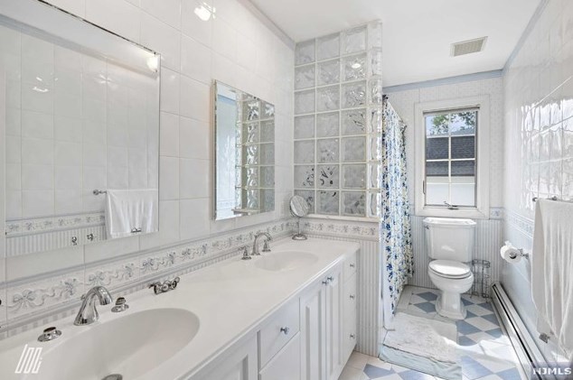 1060 Arcadian Way, West Fort Lee NJ 07024-6306 exterior