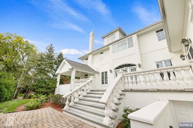 1060 Arcadian Way, West Fort Lee NJ 07024-6306 exterior